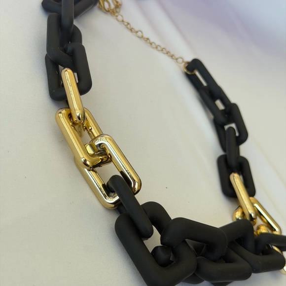 Pink Linen Chunky Matte Black & Gold Chain Statement Necklace - Picture 4 of 4